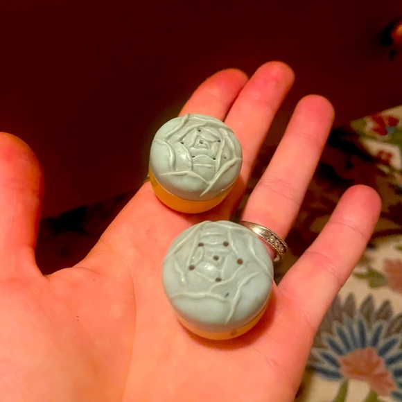 Pair Vintage 1940s Plastic Mini Blue Cabbage Rose Flower Salt & Pepper Shakers - Picture 1 of 4